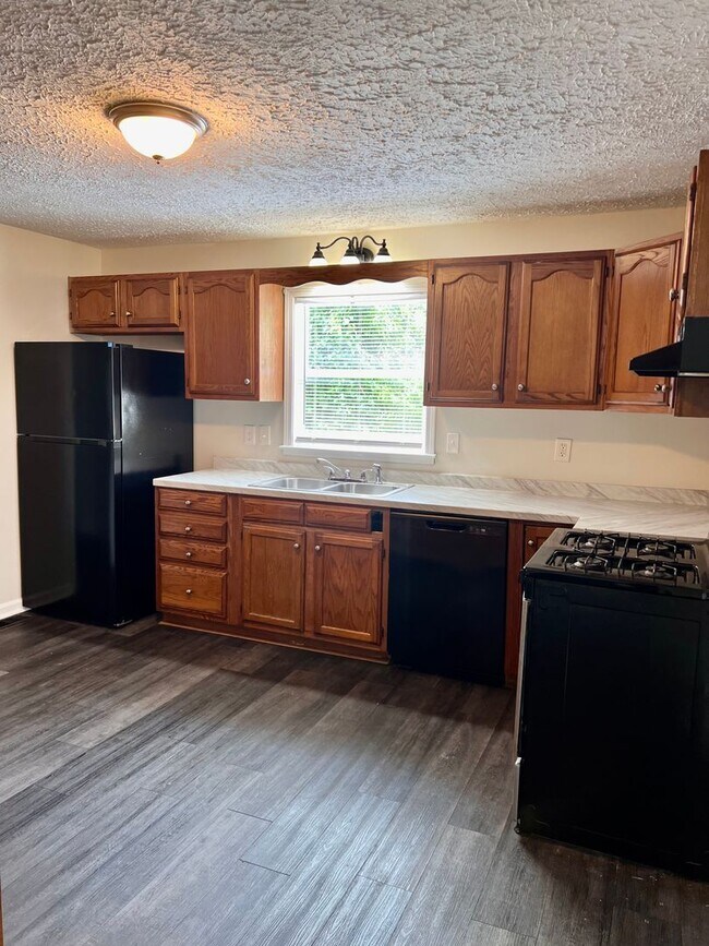 Building Photo - AVAILABLE AUGUST 14! 3 Bedroom Home Near Downtown Clarksville
