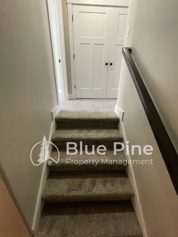 Building Photo - 700 S Saturn Ave