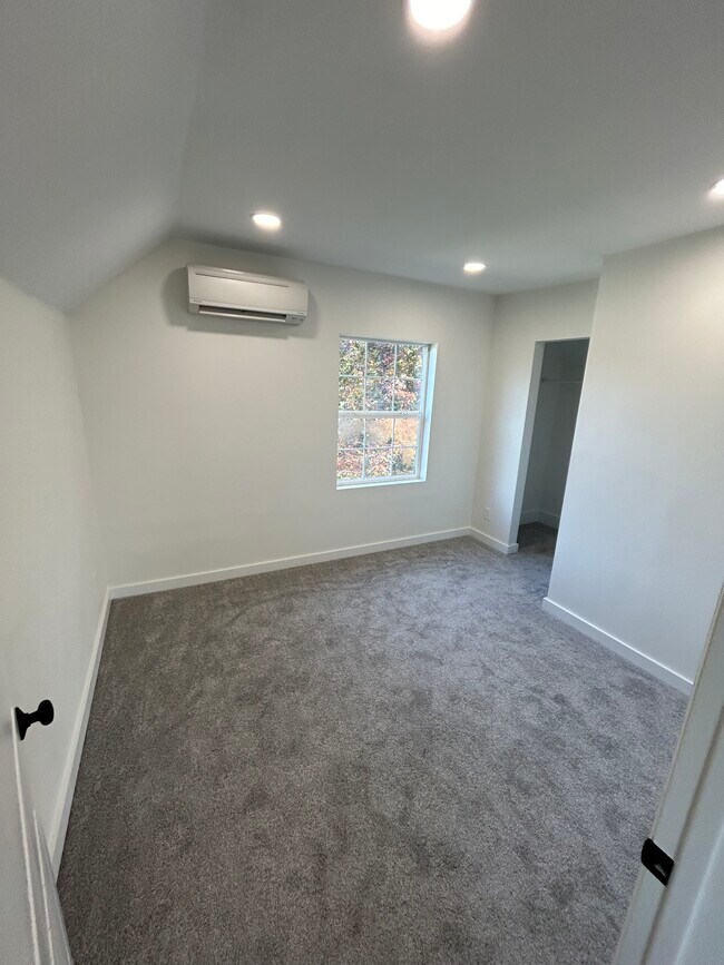 Building Photo - 2050 Roosevelt Ave