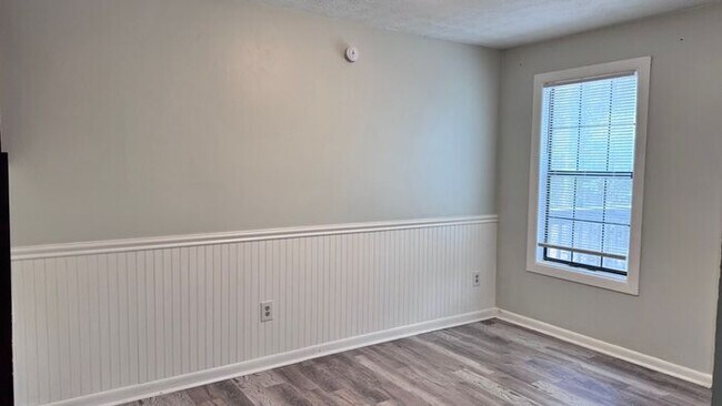 Building Photo - 2BR/1.5BA End Unit Townhome Near Downtown Snellville!