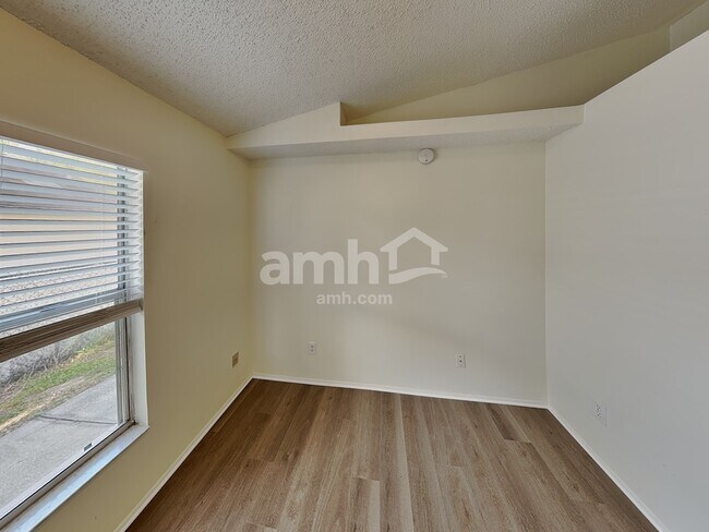 Building Photo - 1431 Londra Ln