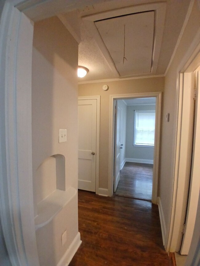 Building Photo - Delightful 3 bed 1 bath home - Open To Sec...
