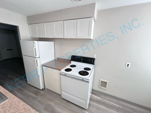 Building Photo - Charming Studio Living in Portland's Heart...