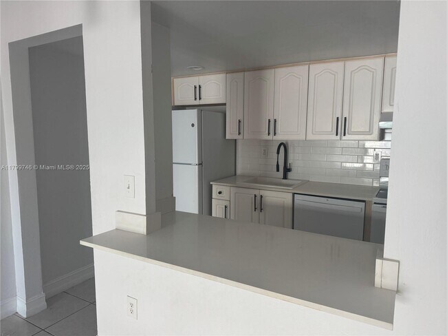 Building Photo - 290 Sunrise Dr