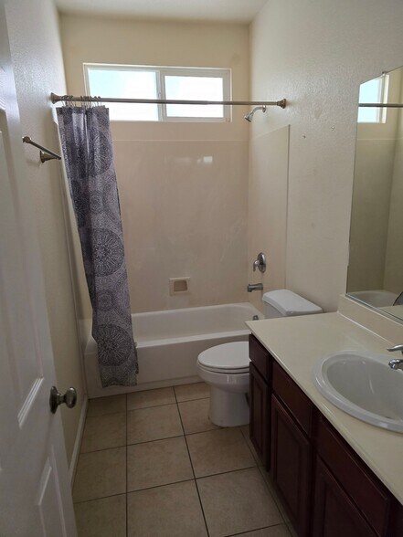 Building Photo - 424 Leighton Ct