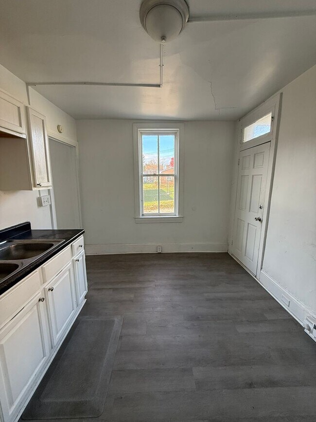 Building Photo - 351 Smyser St