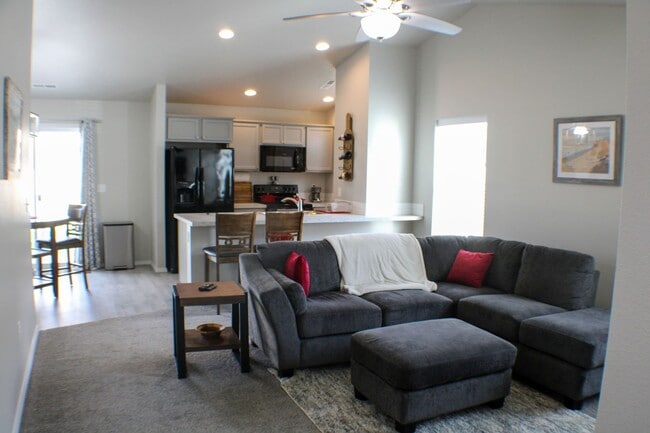 Building Photo - Executive Rental!