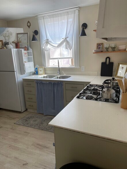 Building Photo - 218 S Jackson St