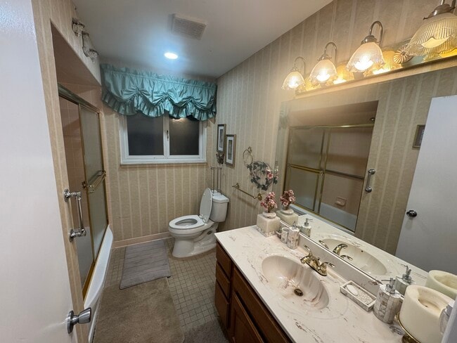 Building Photo - 34647 Bristol Dr