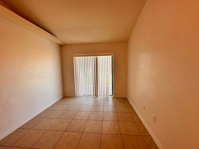 Building Photo - 1043 SE 11th Terrace