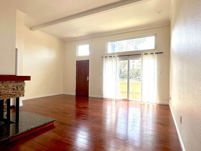 Building Photo - Spacious 3-Bedroom Condo for Rent in UTC –...