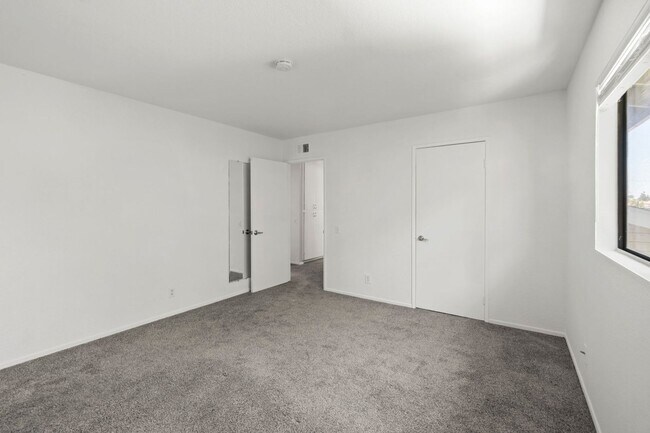 Building Photo - 130 E 21st St