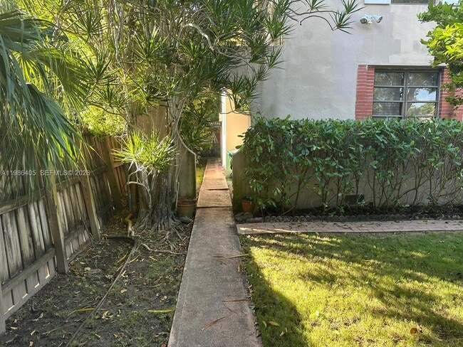 Building Photo - 340 Mendoza Ave