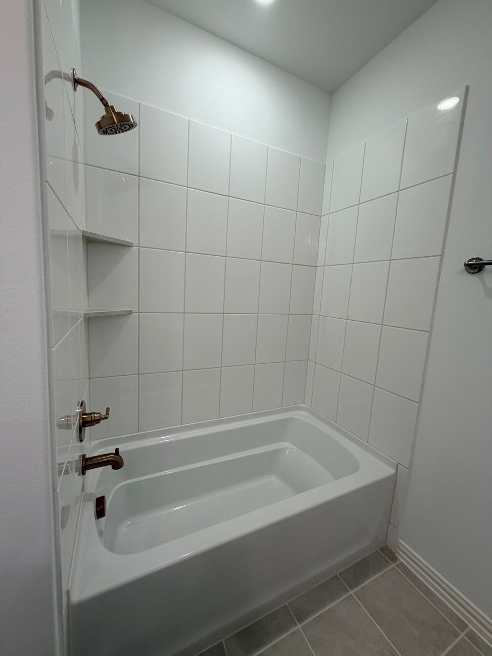 bathroom 2 bathtub - 4809 Lunker St