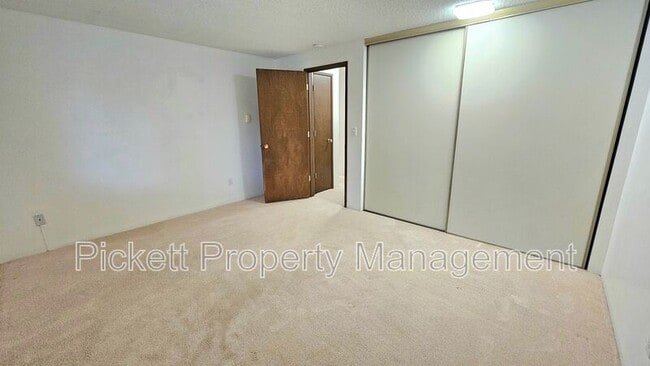 Building Photo - 2870 SE Colusa Ave