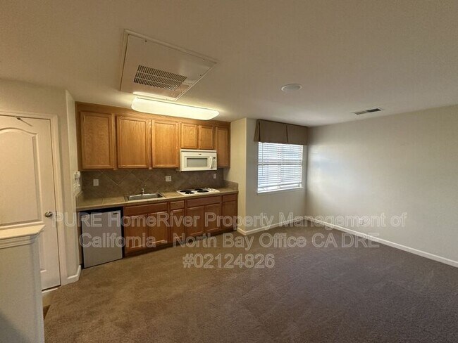 Building Photo - 2218 Versailles St