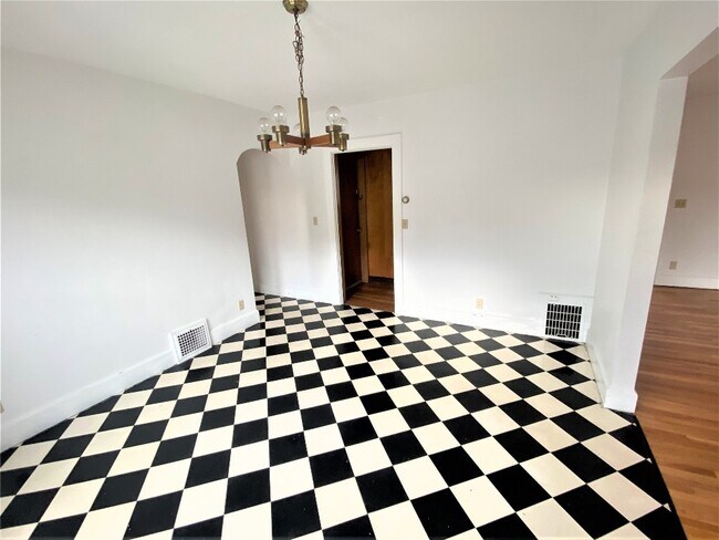 Building Photo - 105 Helen St