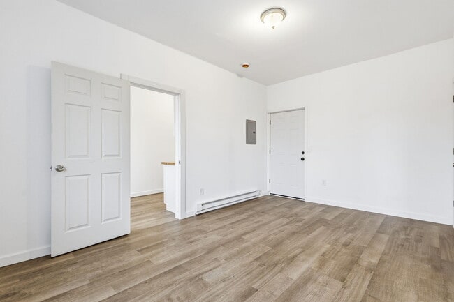 Building Photo - 3295 Rochester St