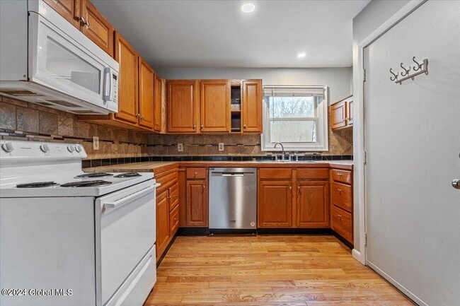 Building Photo - 455 Maple Ave