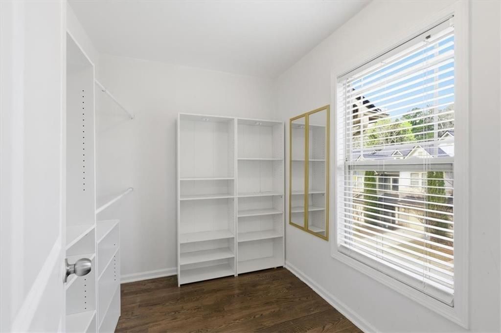 Building Photo - 1076 N Village Dr