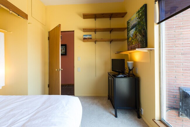 Building Photo - 4905-B Southwest Othello Street-SI ID1271726P