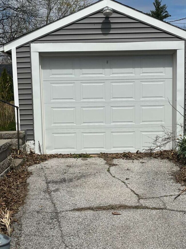 Building Photo - 9813 Lullaby Ln