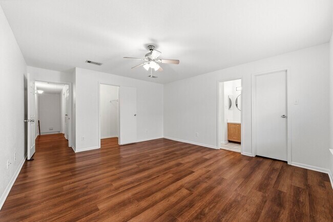 Building Photo - 9850 Pagewood Ln