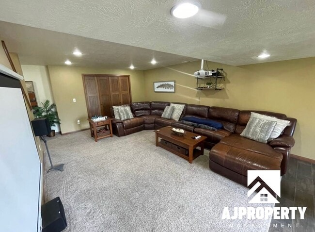 Building Photo - 3105 S Dawley Cir