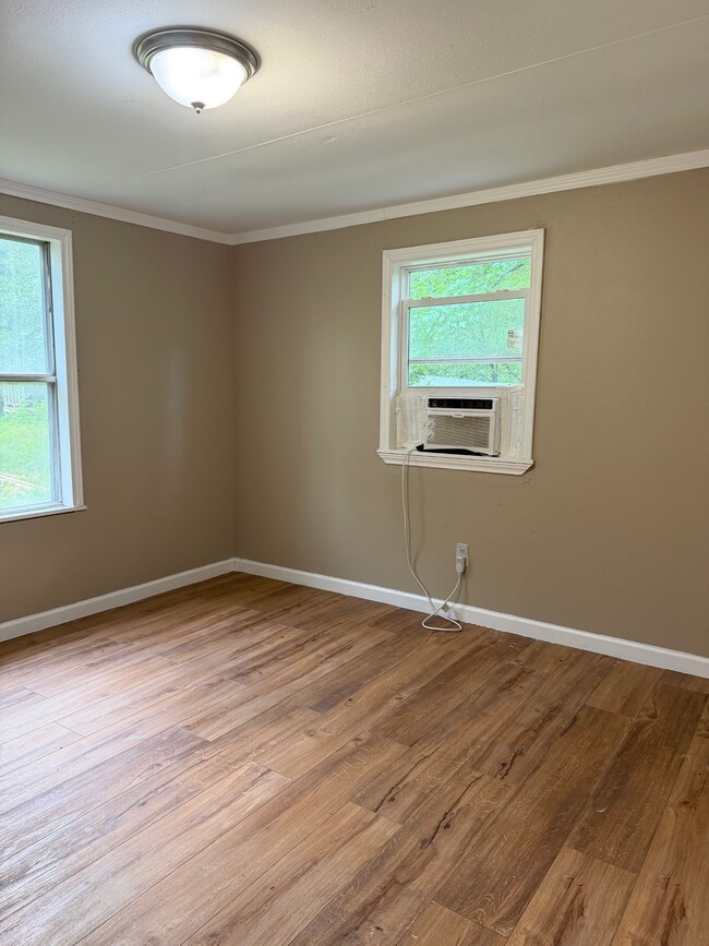 Building Photo - 10 Lakeview Dr