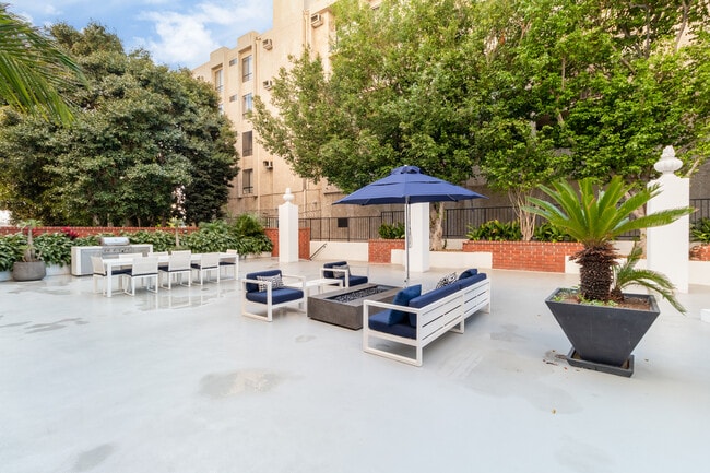 Building Photo - 7135 Hollywood Blvd