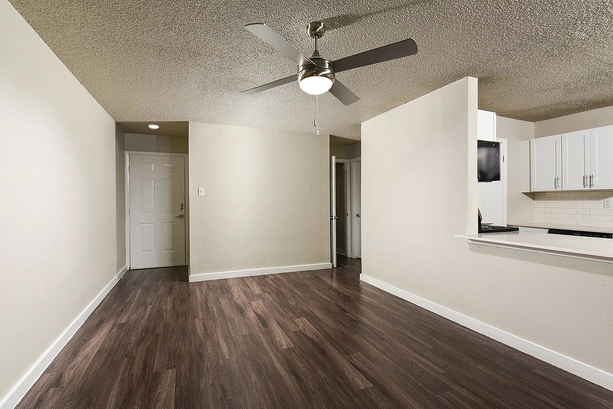 Building Photo - 2121 Dickson Dr