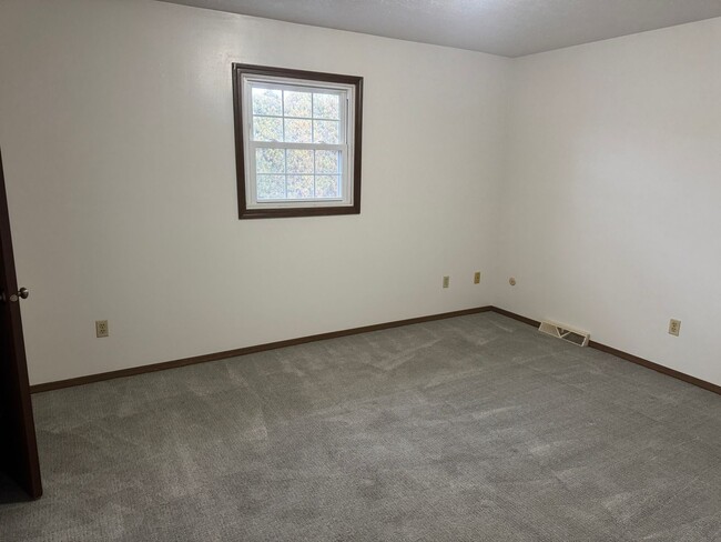 Building Photo - 1376 Red Tail Hawk Dr