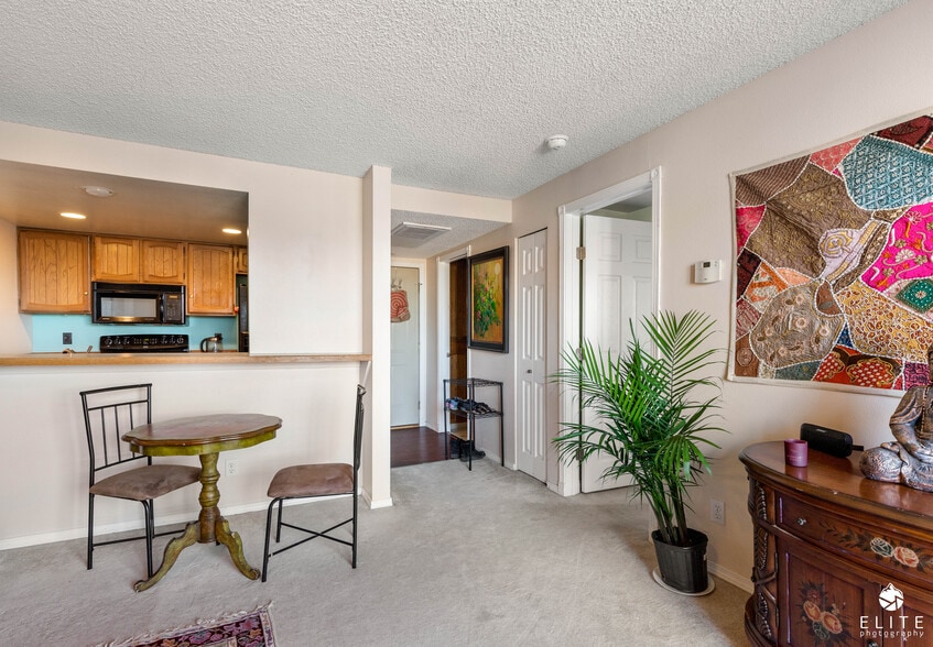 Building Photo - 9645 Independence Dr
