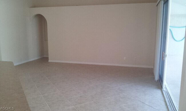 Building Photo - 2733 SW 11th Pl