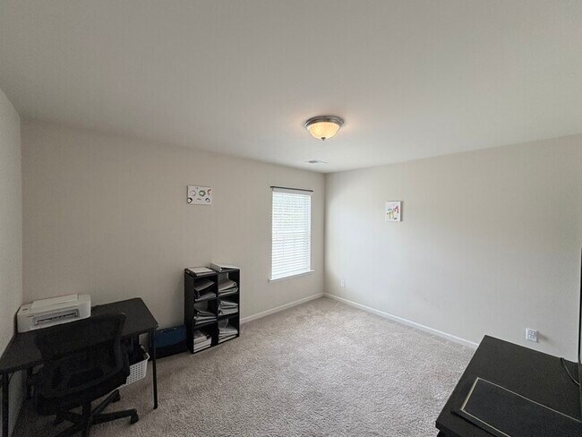 Building Photo - 1174 Primrose Dr