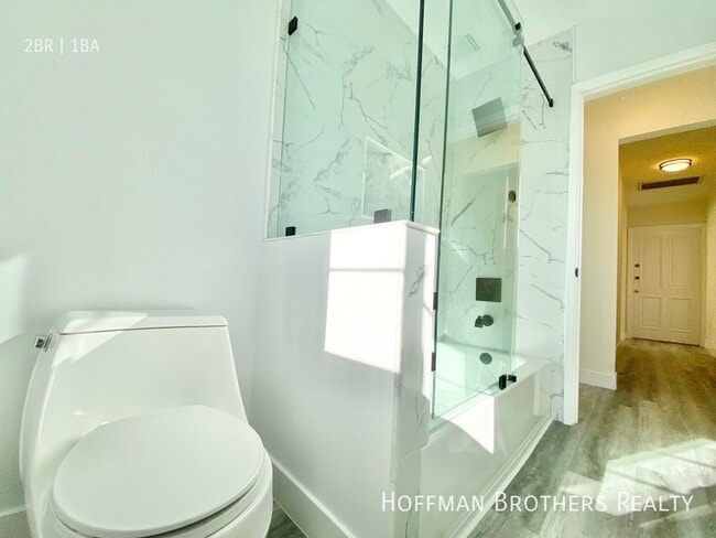 Building Photo - 441 1/2  N Hayworth Ave