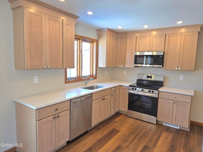 Building Photo - 7 Pineview Ct