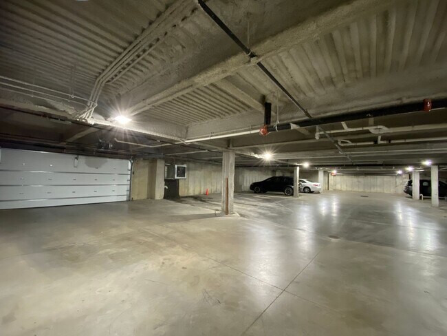 Building Photo - $1,550 | 1 Bedroom, 1 Bathroom Condo | Ava...