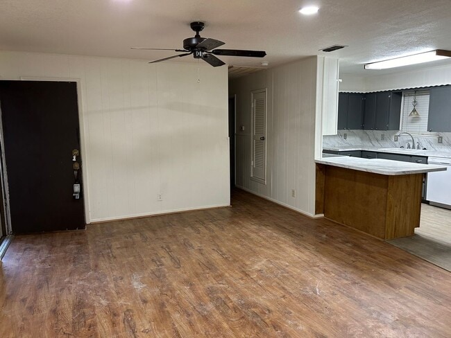 Building Photo - 1025 W Terry St