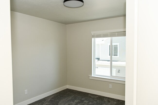 Building Photo - 2246 1180 W