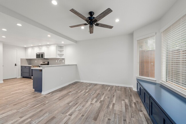 Building Photo - Newly Remodeled Townhome in Desirable Comm...