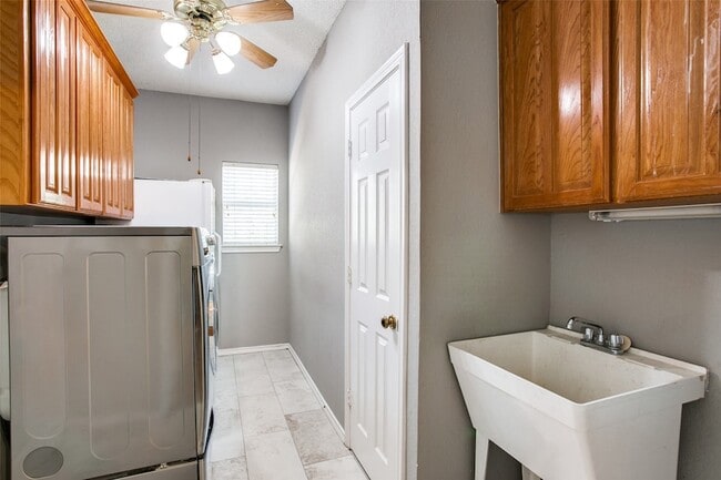 Building Photo - 7120 Axis Ct