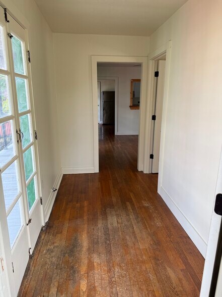 Building Photo - 533 Spain St