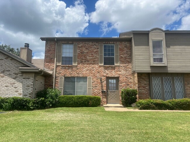 Building Photo - Townhome
