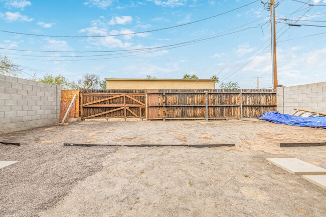 Building Photo - 4516 N 8th Pl