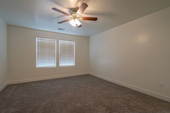 Building Photo - Flexible Lease! 4 Bedroom End Unit in St. ...