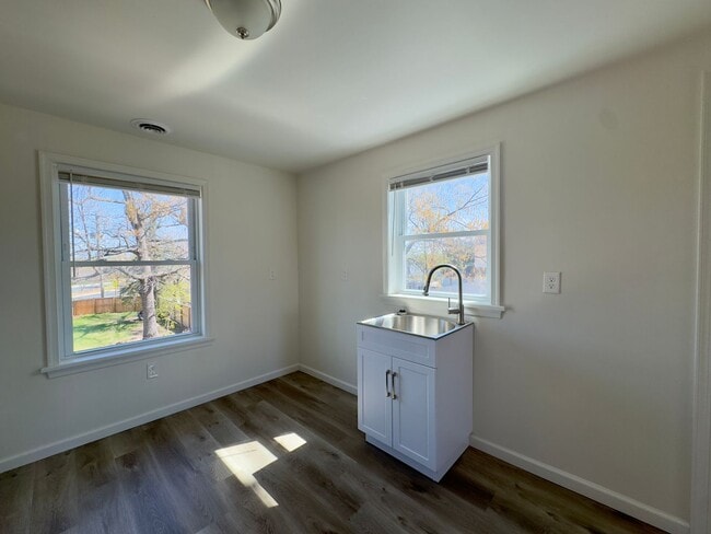 Building Photo - Charming 5 Bedroom/2 Bathroom Home with Large Backyard in Essex, MD!