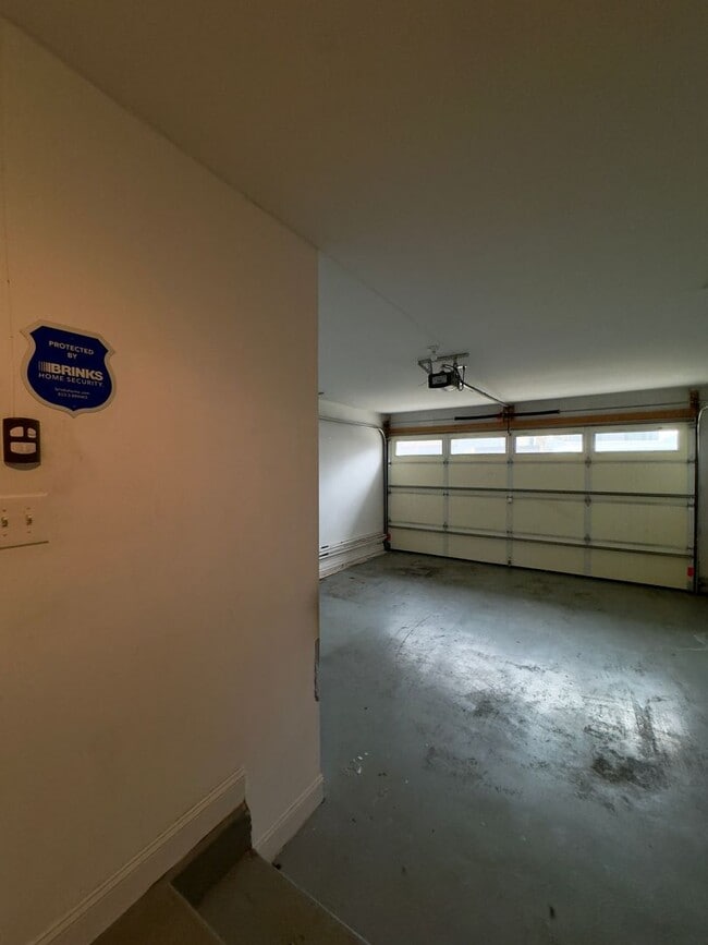 Building Photo - 902 S Linwood Ave