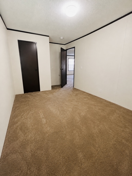 Building Photo - 15621 Pine Ridge Dr