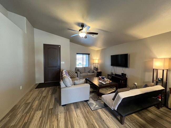 Building Photo - SOLAR HOME!!